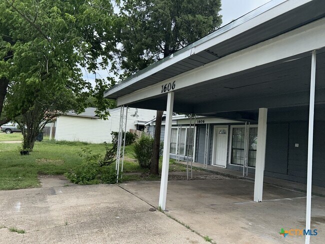 Building Photo - 1606 Stewart St