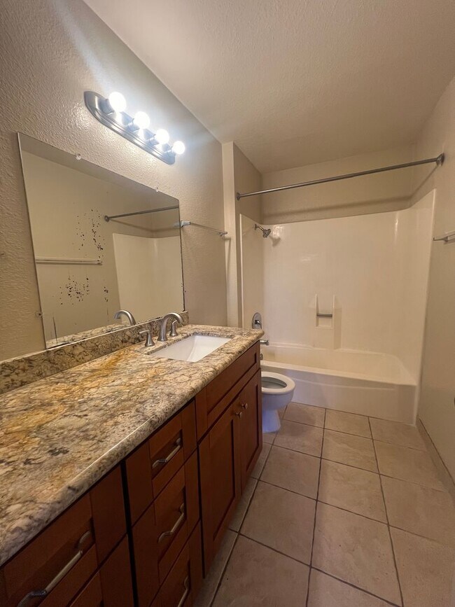 Building Photo - 2 Bedroom Condo in Mission Valley
