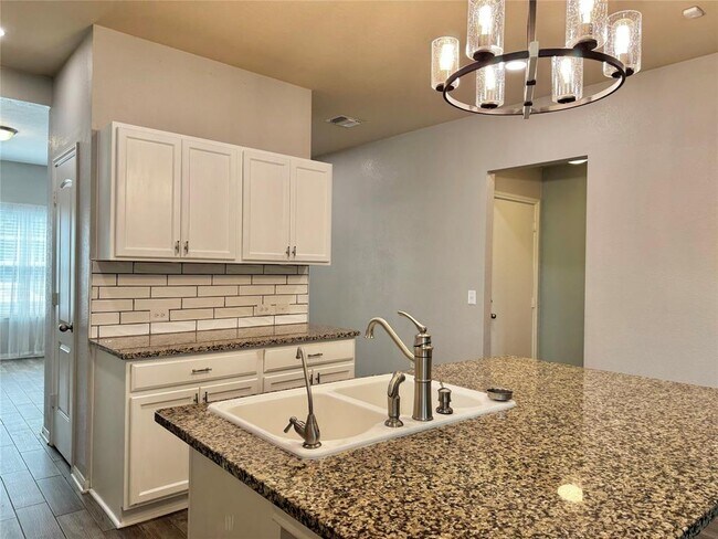 Building Photo - 715 Luna Vista Dr