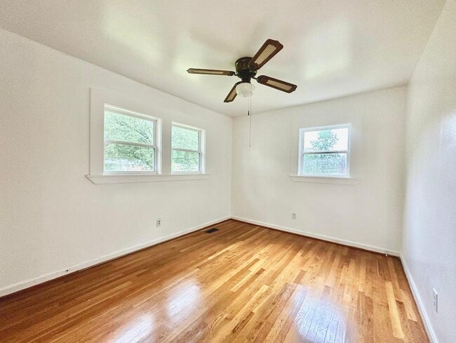 Building Photo - 2401 Woodleaf Dr