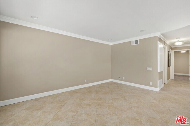 Building Photo - 1685 E Avenida De Las Flores