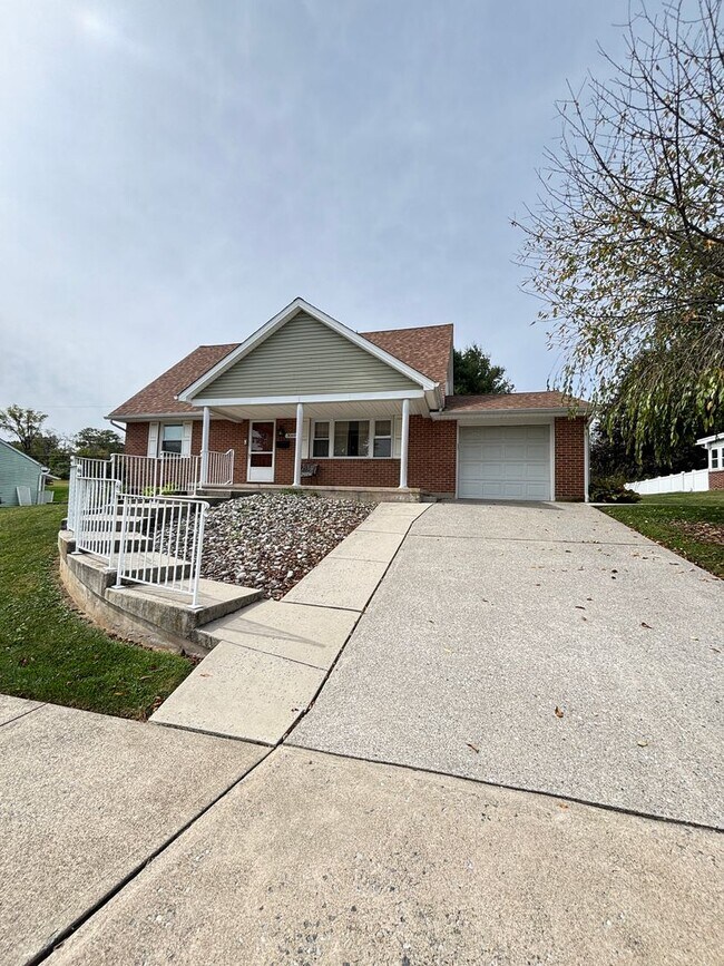 Building Photo - Spacious 3br Home for rent located in Whitehall, Echo Heights!