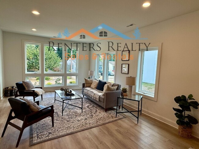 Building Photo - Stunning 2 Bedroom with Courtyard