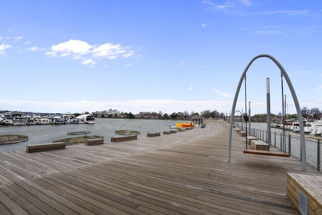 Building Photo - Chic Two-Level Condo in Prime SW Waterfront Location