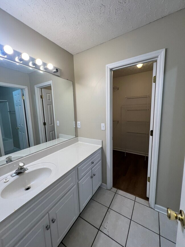 Building Photo - 623 Belle Court