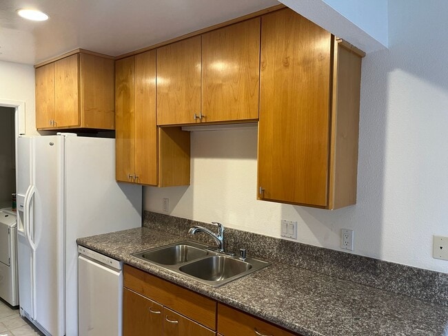 Building Photo - 2 Bedroom, Single Story Condo With A/C!