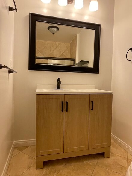 Building Photo - 914 Fonthill Ave