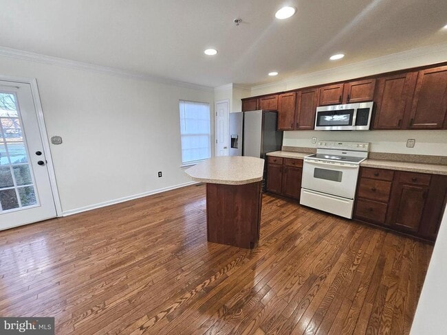 Building Photo - 261 Thomas Harmon Dr