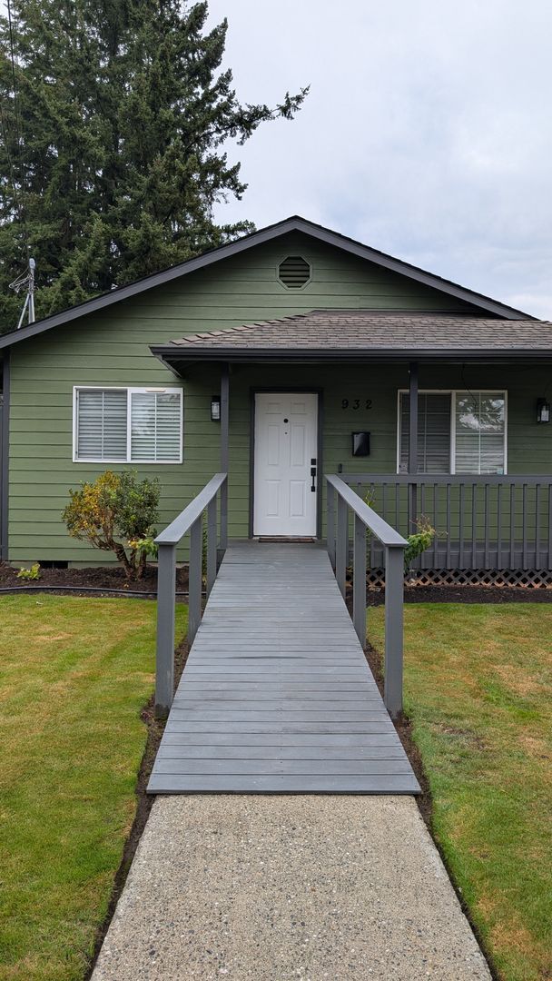 Building Photo - 3 Bedroom Charmer