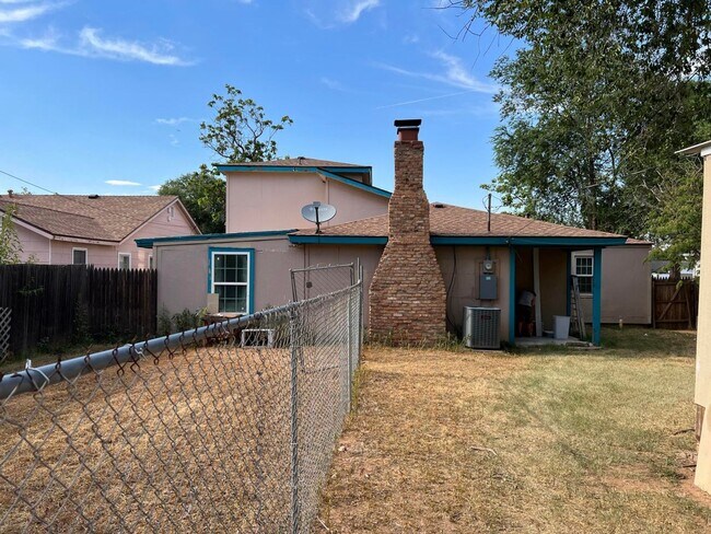 Building Photo - PRE-LEASING FOR FALL: Check out this Renov...