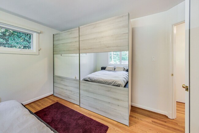 Building Photo - 3 bedroom/2 bath Light Filled Home Located in a Quiet Cul-de-Sac