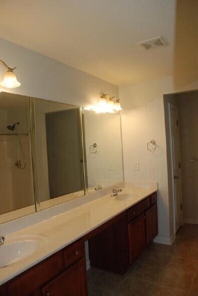Building Photo - 5720 Weddington Dr