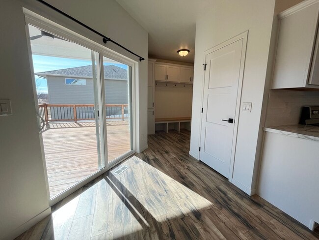 Building Photo - 4 Bed/3.5 Bath with 4 Stall Heated Garage!