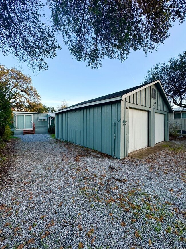 Building Photo - Tranquil Horizons: Just a Short Drive to Town