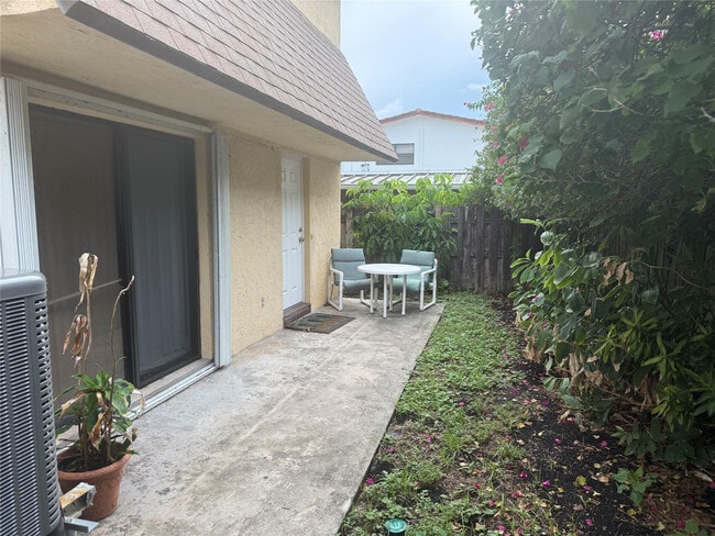 Building Photo - 347 Elm St