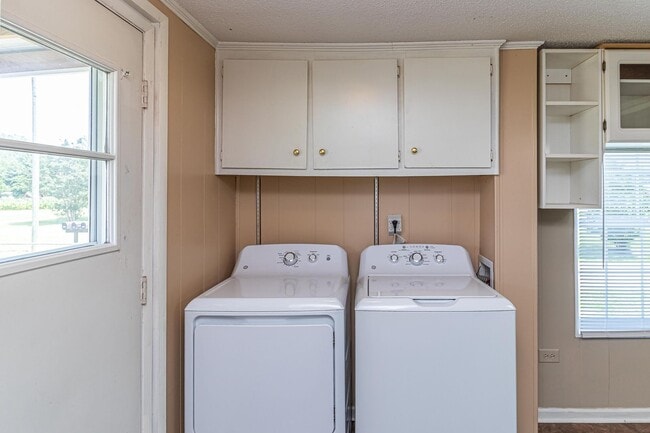 Building Photo - 2 BR, 1 BA W/ FENCED-IN YARD, COVERED FRON...
