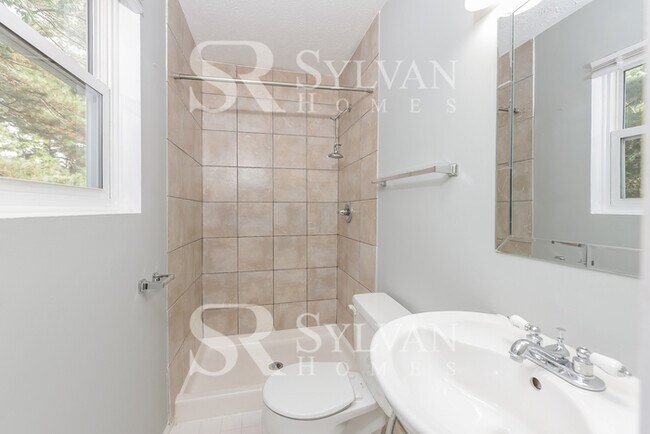 Building Photo - Don't miss out on this charming 3 BR 2 BA, home!