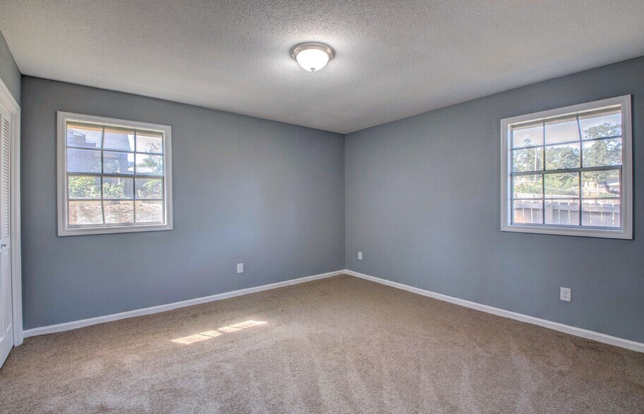 Large Windows - 11315 Ethan Allen Dr