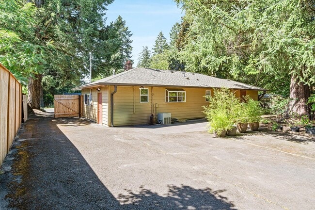 Building Photo - Charming, retro 2-bdrm/2-bath ranch in tranquil setting w/ large family room
