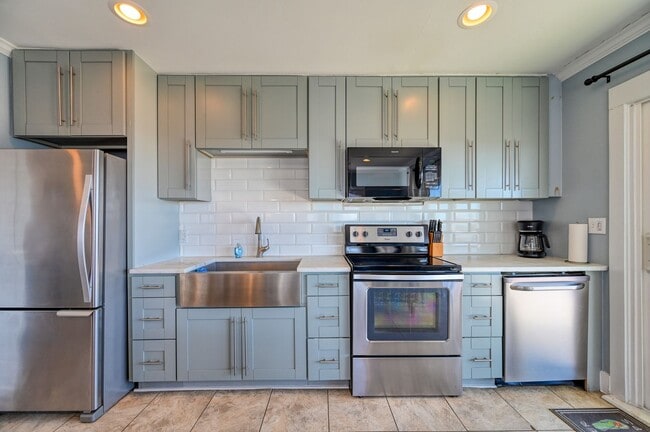 Building Photo - BEAUTIFUL,  FURNISHED OFF-SEASON BEACH RENTAL