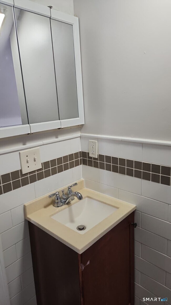 Building Photo - 67 Beardsley Park Terrace