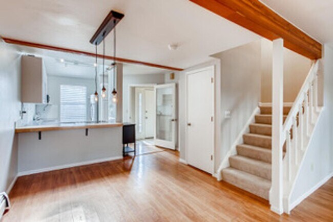 Building Photo - Beautiful 3 Bedroom Townhome in North Boulder