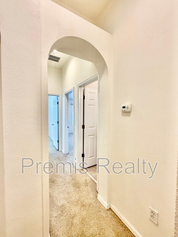 Building Photo - 2043 Strathmill Dr