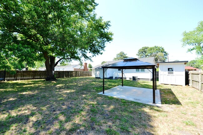 Building Photo - Renovated Ranch!