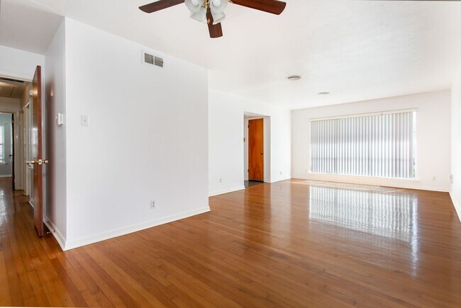 Building Photo - 3-bedroom, 2-bath home with 2-car garage in Casa View