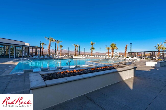 Building Photo - Spacious 2 Bedroom Unit in Desert Color Wi...