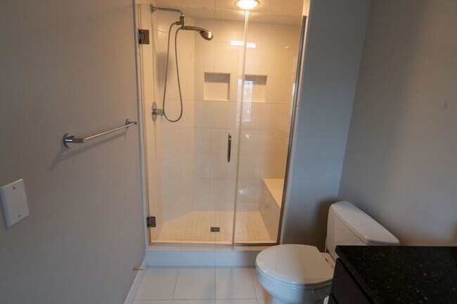 Building Photo - Little Italy Townhome - 1911 E 119th St , ...