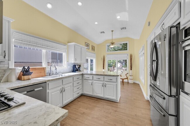 Building Photo - 8161 Round Hills Cir