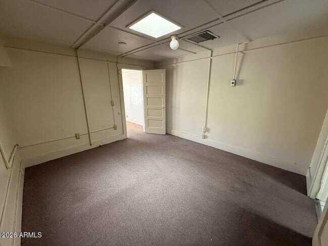 Building Photo - 830 E 9th St