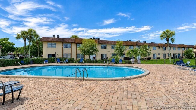 Building Photo - 416 Lakeside Dr