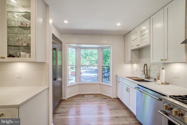 Building Photo - 8 Carriage House Cir