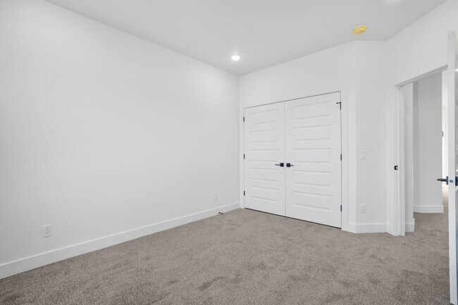Building Photo - HURRICANE TOWNHOME - END UNIT