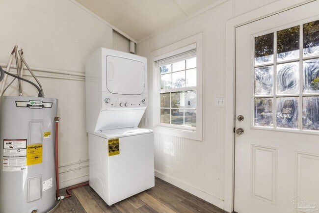 Building Photo - 1515 E Lakeview Ave