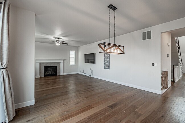 Building Photo - Spacious 5BD, 4BA Castle Rock Home with Fi...
