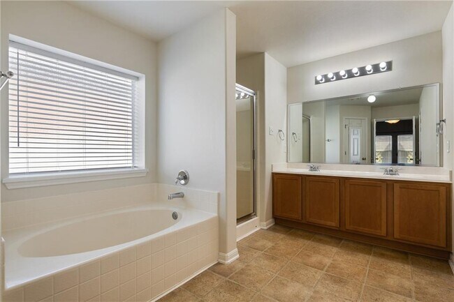 Building Photo - 3800 Vonnegut Ct