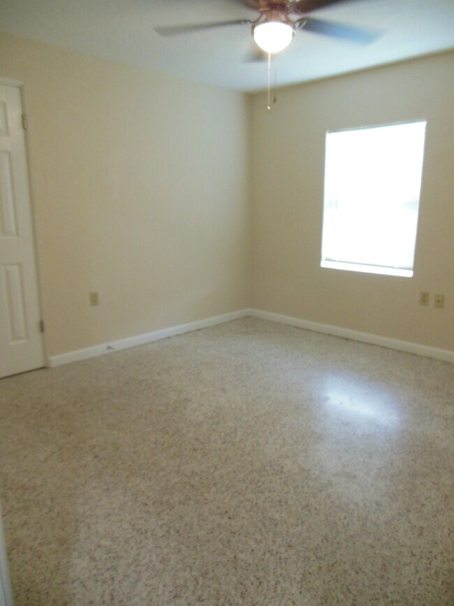 Building Photo - 1727 Pine Ave