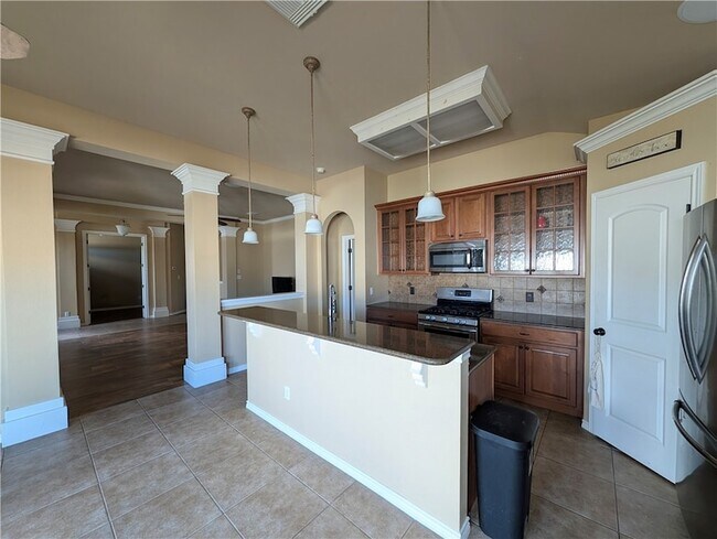 Building Photo - 7413 Long S Dr