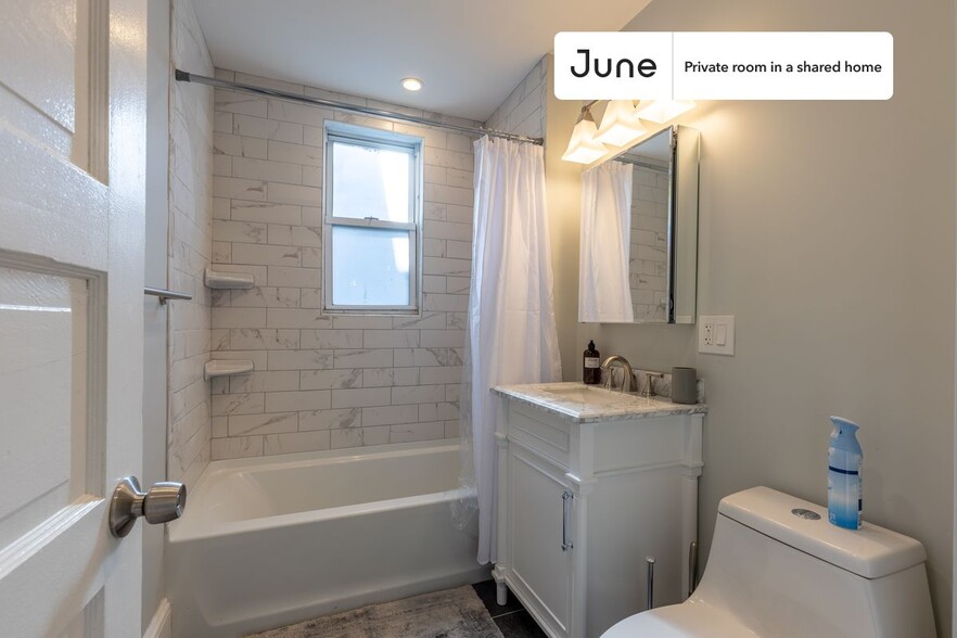 Building Photo - Private bedroom in 4 bed/2 bath Home