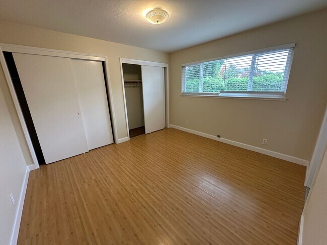 Building Photo - 852 W Hacienda Ave