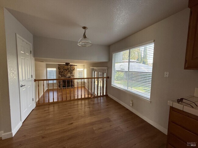 Building Photo - 861 Sonnet Dr