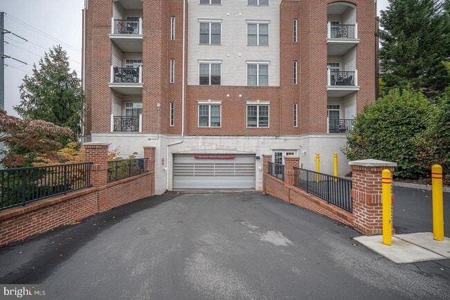 Building Photo - 300 W Elm St