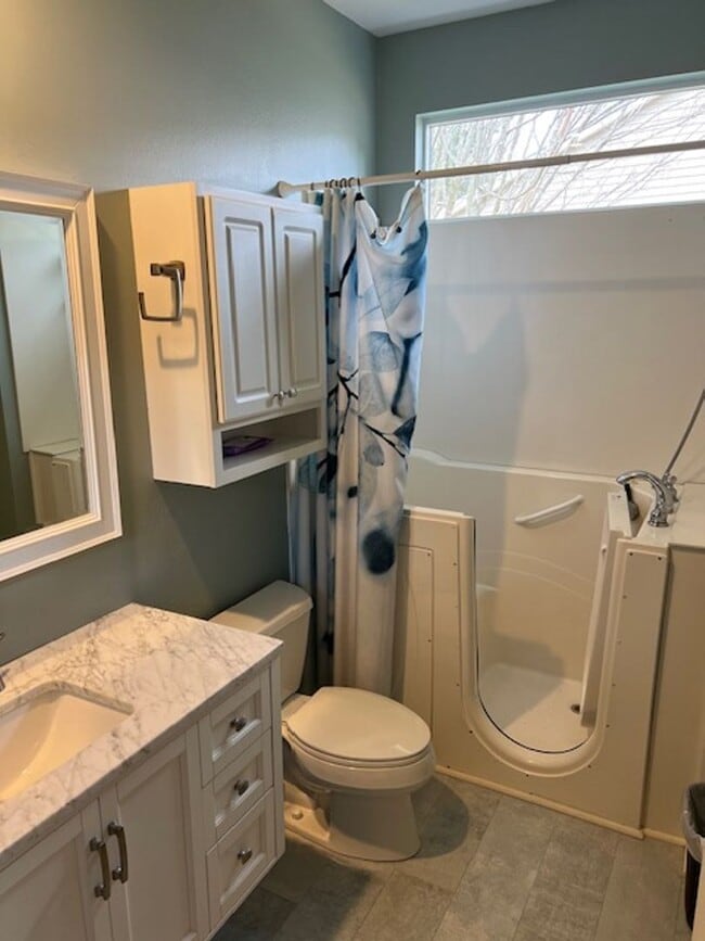 Building Photo - Wonderful, open, 2 bedroom home.