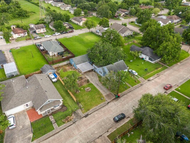 Building Photo - 1313 Elm St
