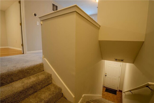 Building Photo - 1053 Vista Trail NE