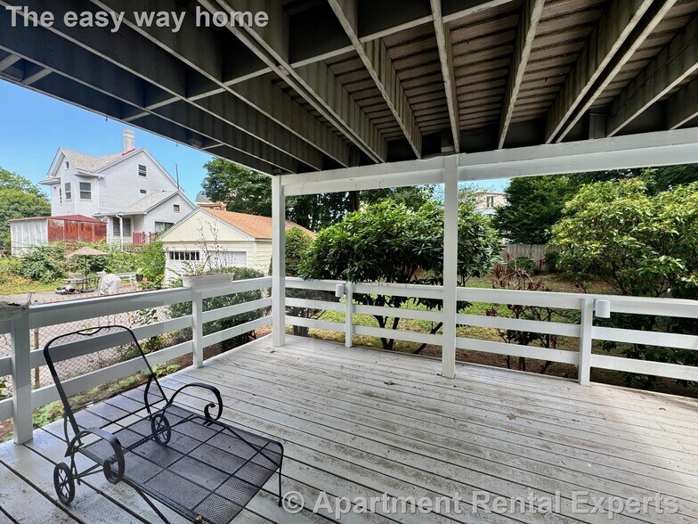 Building Photo - 136 Sharon St