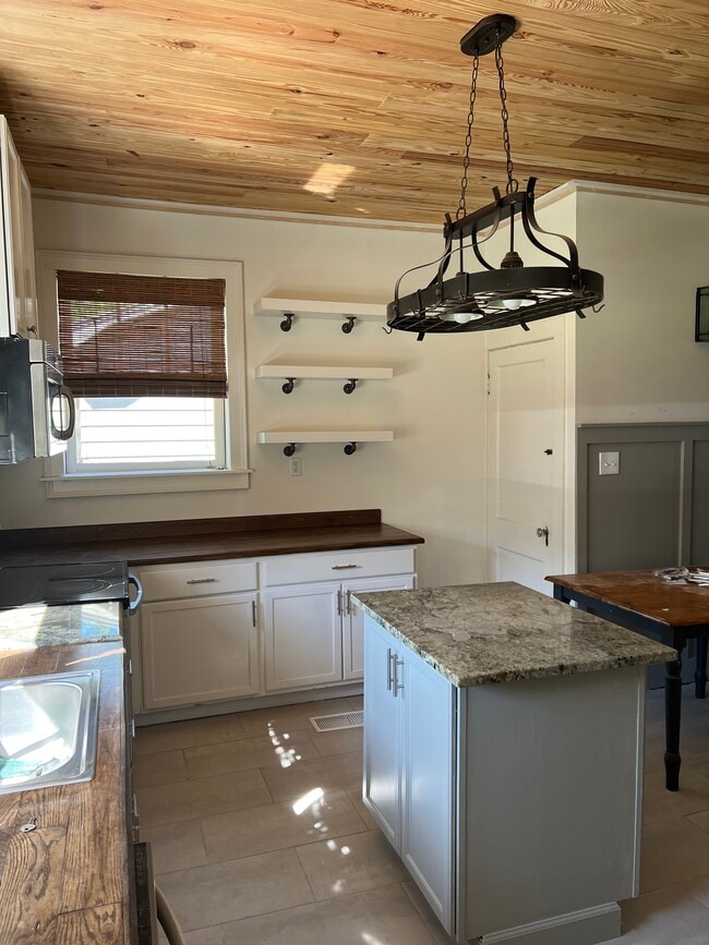 Building Photo - 631 9th Ct S